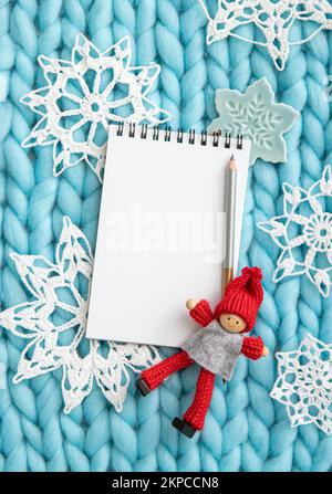 Vista piatta di Lay di pagina vuota di notebook di carta bianca per fare regali di Natale lista dei desideri o scrivere una lettera a Santa Clause, commerciale di Natale. Foto Stock