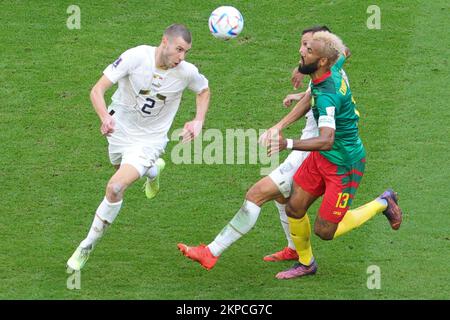 Al Wakrah, Qatar. 28th Nov 2022. Strahinja Pavlovic di Serbia dirige la palla durante la partita di Coppa del mondo FIFA Qatar 2022 Group G tra Camerun e Serbia allo Stadio al Janoub, al Wakrah, Qatar, il 28 novembre 2022. Foto di Peter Dovgan. Solo per uso editoriale, licenza richiesta per uso commerciale. Non è utilizzabile nelle scommesse, nei giochi o nelle pubblicazioni di un singolo club/campionato/giocatore. Credit: UK Sports Pics Ltd/Alamy Live News Foto Stock