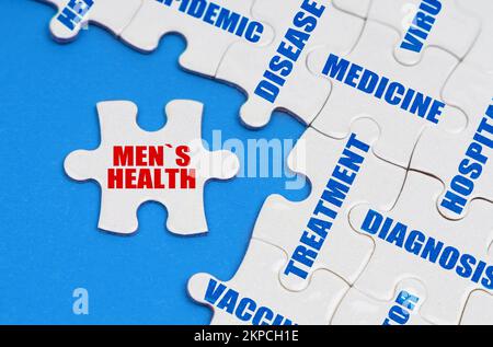 Medicina e concetto di salute. Sulla superficie blu, puzzle con iscrizioni mediche, su un puzzle separato è scritto - UOMO S SALUTE Foto Stock