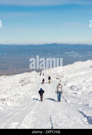 Persone che camminano su un sentiero per il picco Nero vertice a 2290 m in Vitosha montagna che domina Sofia, Bulgaria, Europa orientale, Balcani, UE Foto Stock