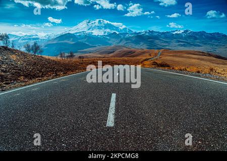 La strada che conduce alla montagna. Splendido paesaggio montano. Primo piano della strada. La strada per Elbrus, Kabardino-Balkaria, Russia. Foto Stock