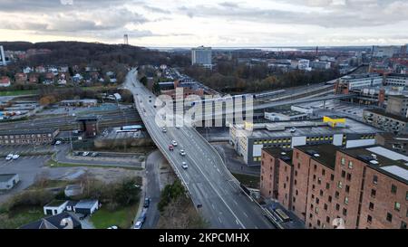Una vista drone di un paesaggio urbano con ponti ed edifici affollati Foto Stock