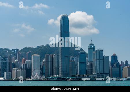 Centrale, Hong Kong - Marzo 30th 2018: Lo skyline di fronte al Victoria Harbour. Al centro si trova il grattacielo dei due Centri finanziari internazionali. Foto Stock