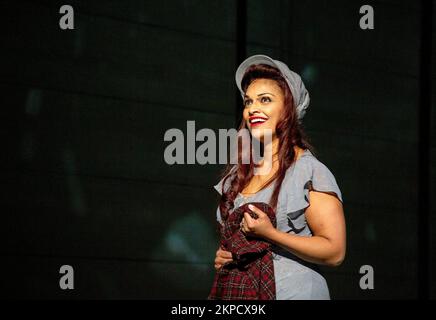 Danielle de Niese (Clara) in IT’s A WONDERFUL LIFE at English National Opera (ENO), London Coliseum, London WC2 25/11/2022 music: Jake Heggie libretto: Gene Scheer direttore: Nicole Paiement scenografia: Giles Cadle Costumi: Gabrielle Dalton illuminazione: Andreas Fuchs coreografo e regista: Aletta Collins Foto Stock