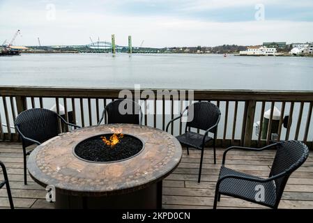 Patio Fire Pit Table per ristorante all'aperto a Portsmouth NH, Foto Stock