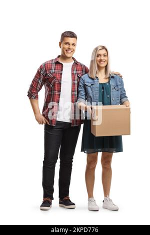 Giovane coppia in piedi con una scatola di cartone isolata su sfondo bianco Foto Stock