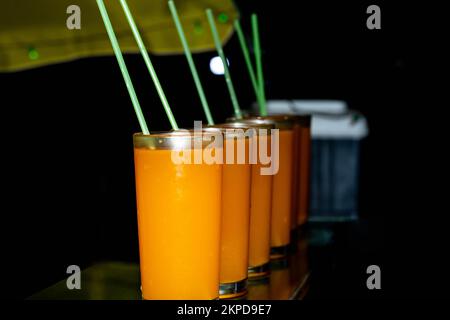 Il succo d'arancia fresco ha un sapore migliore del concentrato ed è caricato con vitamine. Il succo d'arancia è un estratto liquido del frutto di arance, prodotto da Foto Stock