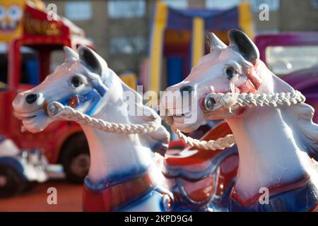 Cavalli da fiera in corsa, festival invernale di Helensburgh, Scozia Foto Stock