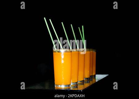 Il succo d'arancia è un estratto liquido del frutto dell'arance, prodotto spremendo o alesando le arance. È disponibile in diverse varietà e molto altro Foto Stock