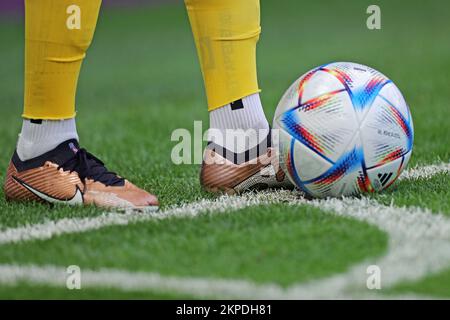 Doha, Qatar. 28th Nov 2022. Dettaglio del calcio e della metà di Georges-Kevin N'Koudou del Camerun, durante la partita tra Camerun e Serbia, per il 2nd° round del Gruppo G della Coppa del mondo FIFA Qatar 2022, al Janoub Stadium questo lunedì 28. €30761 (Heuler Andrey/SPP) Credit: SPP Sport Press Photo. /Alamy Live News Foto Stock