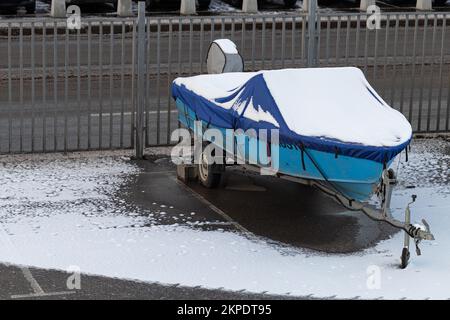 Mosca, Russia - 16 novembre 2022: Rimorchio coperto di neve. barca coperta di neve Foto Stock