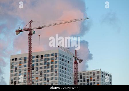 Mosca, Russia - 16 novembre 2022: Gru da cantiere sullo sfondo del cantiere Foto Stock