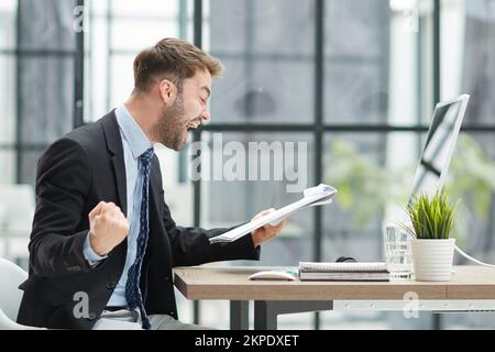 divertente dipendente maschile hanno divertente eseguire vincitore in ufficio moderno Foto Stock