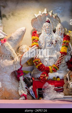 hindu lord shiva e parvati fatto di argento adorato con fiori verticale girato da angolo piatto immagine è presa a tempio di ganesh ratanada jodhpur raja Foto Stock