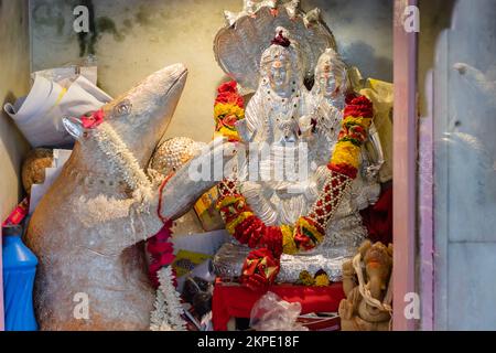 hindu lord shiva e parvati fatto di argento adorato con fiori verticale girato da angolo piatto immagine è presa a tempio di ganesh ratanada jodhpur raja Foto Stock