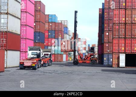 Carrelli elevatori per container e carrelli nel cortile container Foto Stock