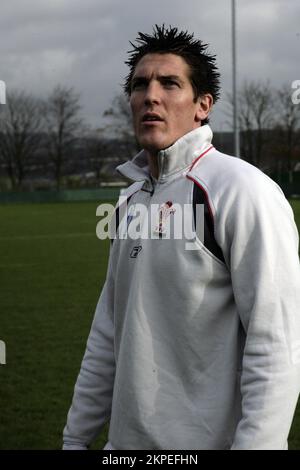 JAMES HOOK, GIOCATORE DI RUGBY, 2007: James Hook of Wales and Ospreys, fotografato a Neath in preparazione a calci per gol, Galles, Regno Unito il 2 novembre 2007. Fotografia: ROB WATKINS. James Hook, un giocatore di rugby gallese, è rinomato per la sua versatilità sul campo, avendo giocato varie posizioni tra cui metà mosca, centro e fullback. Conosciuto per la sua abilità calcistica e la sua creatività, Hook ha rappresentato sia il club che il paese con distinzione. Foto Stock