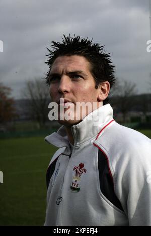 JAMES HOOK, GIOCATORE DI RUGBY, 2007: James Hook of Wales and Ospreys, fotografato a Neath in preparazione a calci per gol, Galles, Regno Unito il 2 novembre 2007. Fotografia: ROB WATKINS. James Hook, un giocatore di rugby gallese, è rinomato per la sua versatilità sul campo, avendo giocato varie posizioni tra cui metà mosca, centro e fullback. Conosciuto per la sua abilità calcistica e la sua creatività, Hook ha rappresentato sia il club che il paese con distinzione. Foto Stock