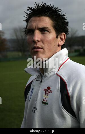 JAMES HOOK, GIOCATORE DI RUGBY, 2007: James Hook of Wales and Ospreys, fotografato a Neath in preparazione a calci per gol, Galles, Regno Unito il 2 novembre 2007. Fotografia: ROB WATKINS. James Hook, un giocatore di rugby gallese, è rinomato per la sua versatilità sul campo, avendo giocato varie posizioni tra cui metà mosca, centro e fullback. Conosciuto per la sua abilità calcistica e la sua creatività, Hook ha rappresentato sia il club che il paese con distinzione. Foto Stock