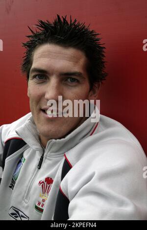 JAMES HOOK, GIOCATORE DI RUGBY, 2007: James Hook of Wales and Ospreys, fotografato a Neath, Galles, Regno Unito il 2 novembre 2007. Fotografia: ROB WATKINS. INFORMAZIONI: James Hook, un giocatore di rugby gallese, è rinomato per la sua versatilità sul campo, avendo giocato varie posizioni tra cui metà mosca, centro e fullback. Conosciuto per la sua abilità calcistica e la sua creatività, Hook ha rappresentato sia il club che il paese con distinzione. Foto Stock