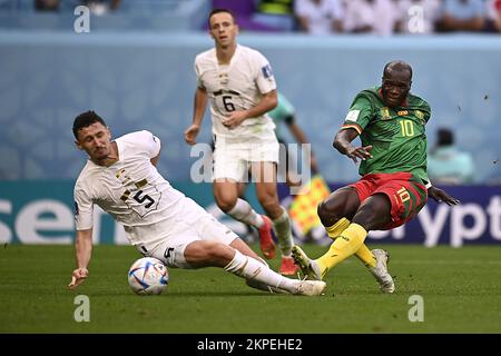 Al Janoub, Qatar. 28th Nov 2022. Foto Fabio Ferrari/LaPresse 28 Novembre 2022 Stadio al Janoub, Qatar - Sport - Calcio - Qatar 2022 - Coppa del mondo FIFA - Camerun vs Serbia - Gruppo G - Fase a Gironi - .nella foto: Aboubakar Vincent, Veljkovic Milos 28 novembre 2022 Stadio al Janoub, Qatar - sport - Calcio - Qatar 2022- Coppa del mondo FIFA - Camerun contro Serbia - Gruppo G - fase di gruppo - . Nella foto: Aboubakar Vincent, Veljkovic Milos/ PRESSINPHOTO/Sipa USA Credit: Sipa USA/Alamy Live News Foto Stock