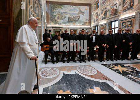 Italia, Roma, Vaticano, 2022/11/29 Papa Francesco riceve in udienza la Comunità del Pontificio Collegio Pio Latinoamericano in Vaticano . Foto di Vatican Mediia / Fotografie stampa cattolica . LIMITATO ALL'USO EDITORIALE - NESSUN MARKETING - NESSUNA CAMPAGNA PUBBLICITARIA. Foto Stock