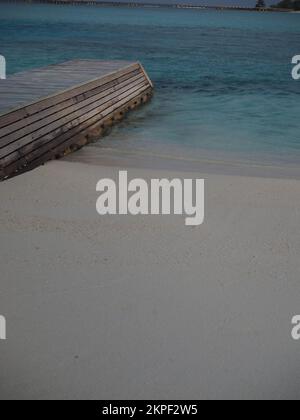 Molo in legno, spiaggia tropicale bianca e oceano blu chiaro, non c'è gente Foto Stock