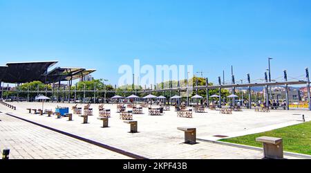 Tavoli e sedie sulla spianata del Museu del Disseny a Barcellona, Catalunya, Spagna, Europa Foto Stock