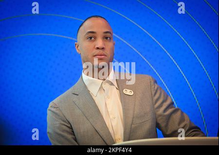 Pascal Martinot-Lagarde, atleta olimpico francese, specialista degli ostacoli di 110 metri durante la conferenza stampa sul lancio della campagna di biglietteria per i Giochi Olimpici di Parigi 2024 il 28 novembre 2022 al Salone Gustave Eiffel, Torre Eiffel. Foto di Tomas Stevens/ABACAPRESS.COM Foto Stock