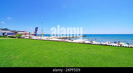 Sitges Beach Promenade, Barcellona, Catalunya, Spagna, Europa Foto Stock