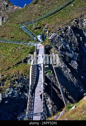 Ponte pedonale in cemento armato sulla spettacolare gola che collega l'isola di Cloghane alla terraferma, la penisola di Mizen Head, la contea di Cork, Irlanda Foto Stock