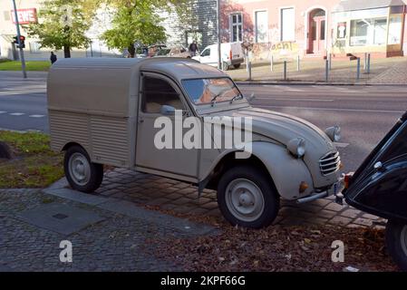 Classico retro Citroen 2CV auto e 2CV AU furgone visto in una strada laterale di Berlino, Germania, ottobre 2022 Foto Stock