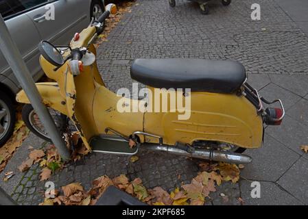 Un classico passo Schwalbe attraverso ciclomotore sulla strada a Belin, Germania, questo iconico scooter a motore è ora un oggetto da collezione Foto Stock