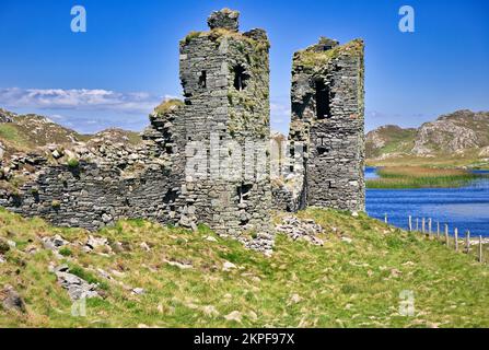 13th ° secolo Dunlough Castello situato in cima alle scogliere vicino al lago Dun Lough su Three Castle Head, Mizen Peninsula, County Cork, Irlanda Foto Stock