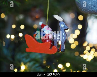 Primo piano della decorazione retrò appesa dell'albero di Natale con luci bokeh Foto Stock