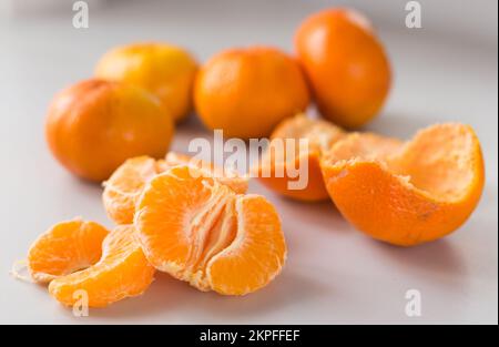 Tangerini freschi su sfondo bianco Foto Stock