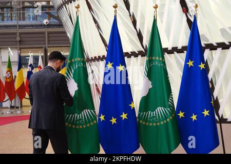 Bruxelles, Belgio. 28th Nov 2022. Bandiere dell'Unione africana e dell'Unione europea a Bruxelles, Belgio il 28 novembre 2022. Credit: ALEXANDROS MICHAILIDIS/Alamy Live News Foto Stock