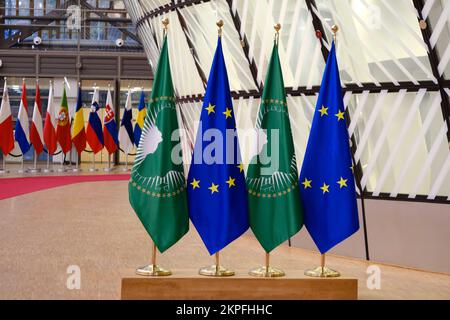 Bruxelles, Belgio. 28th Nov 2022. Bandiere dell'Unione africana e dell'Unione europea a Bruxelles, Belgio il 28 novembre 2022. Credit: ALEXANDROS MICHAILIDIS/Alamy Live News Foto Stock
