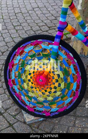 Bomba a filo colorato, bomba filo uncinetto uncinetto ruota di bicicletta a Weymouth, Dorset UK nel mese di ottobre Foto Stock