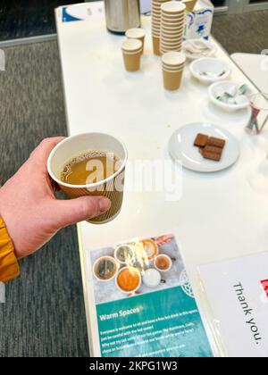 Leeds, Regno Unito. 28th Novembre 2022. Un uomo, Andrew, che fa una bevanda calda in uno spazio caldo mentre affronta le sfide della povertà. Un Warm Space allestito nella Otley Library di Leeds, West Yorkshire, in risposta al costo della crisi di vita che molte persone non sono in grado di riscaldare la propria casa a causa della povertà di carburante. Credit: Bradley Taylor / Alamy News Foto Stock