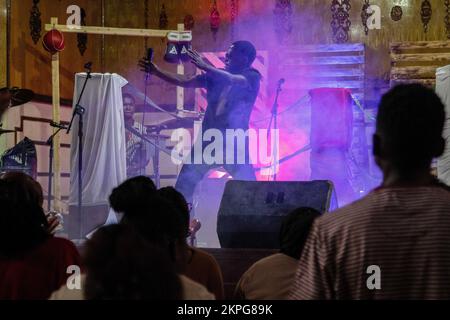 Nakuru, Kenya. 27th Nov 2022. Un artista parlato suona sul palco durante l'uscita dell'album di poesia di Gregory Ochieng ''Mbunge Aliyeparara'' in Nakuru Yesterday. La poesia di Mbunge mette in evidenza principalmente ingiustizie e questioni sociali in Kenya, tra cui uccisioni extragiudiziali, profiling, sparizioni forzate sponsorizzate dal governo, e la corruzione, argomenti che molti considerano troppo rischiosi da parlare. Credit: SOPA Images Limited/Alamy Live News Foto Stock