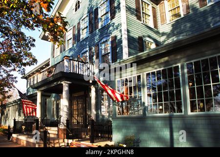 Skaneateles, New York, Stati Uniti. Novembre 4, 2022. Ingresso principale allo Sherwood Inn, un punto di riferimento locale nel centro del villaggio di Skaneateles Foto Stock