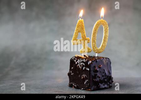 Torta di compleanno con candele numero quaranta uno isolato su sfondo bianco  Foto stock - Alamy