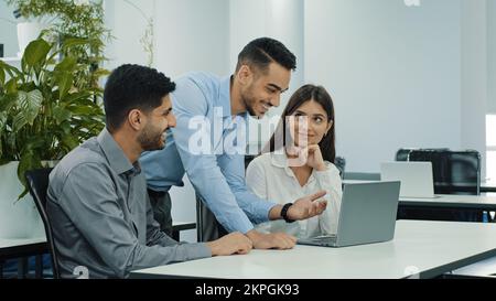 Amichevole creativo diversi colleghi team discutere progetto online utilizzare il computer sul posto di lavoro, multirazziale colleghi gruppo parlare lavorare insieme condividere idee Foto Stock