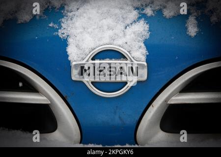 Un logo Nissan viene visualizzato su un'auto Nissan dopo la nevicata a Varsavia, Polonia, il 24 novembre 2022. (Foto di Jaap Arriens / Sipa USA) Foto Stock