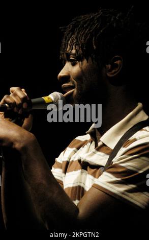 BLOC PARTY, SILENT ALARM TOUR, 2005: A Young Kele Okereke from Bloc Party on the NME Tour at Cardiff University, 6 febbraio 2005. Fotografia: ROB WATKINS. INFO: Bloc Party è un gruppo musicale indie rock britannico formatosi nel 1999. Noti per il loro suono energico e i testi perspicaci, hanno guadagnato importanza con il loro album di debutto "Silent Alarm". Lo stile dinamico della band fonde influenze post-punk, elettroniche e alternative rock. Foto Stock