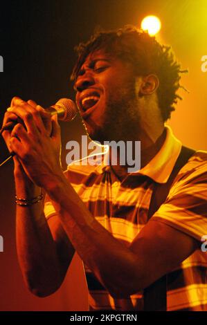 BLOC PARTY, SILENT ALARM TOUR, 2005: A Young Kele Okereke from Bloc Party on the NME Tour at Cardiff University, 6 febbraio 2005. Fotografia: ROB WATKINS. INFO: Bloc Party è un gruppo musicale indie rock britannico formatosi nel 1999. Noti per il loro suono energico e i testi perspicaci, hanno guadagnato importanza con il loro album di debutto "Silent Alarm". Lo stile dinamico della band fonde influenze post-punk, elettroniche e alternative rock. Foto Stock