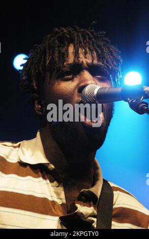 BLOC PARTY, SILENT ALARM TOUR, 2005: A Young Kele Okereke from Bloc Party on the NME Tour at Cardiff University, 6 febbraio 2005. Fotografia: ROB WATKINS. INFO: Bloc Party è un gruppo musicale indie rock britannico formatosi nel 1999. Noti per il loro suono energico e i testi perspicaci, hanno guadagnato importanza con il loro album di debutto "Silent Alarm". Lo stile dinamico della band fonde influenze post-punk, elettroniche e alternative rock. Foto Stock