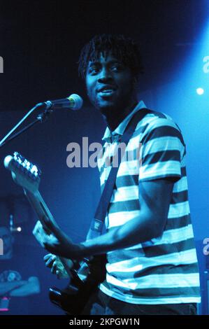 BLOC PARTY, SILENT ALARM TOUR, 2005: A Young Kele Okereke from Bloc Party on the NME Tour at Cardiff University, 6 febbraio 2005. Fotografia: ROB WATKINS. INFO: Bloc Party è un gruppo musicale indie rock britannico formatosi nel 1999. Noti per il loro suono energico e i testi perspicaci, hanno guadagnato importanza con il loro album di debutto "Silent Alarm". Lo stile dinamico della band fonde influenze post-punk, elettroniche e alternative rock. Foto Stock