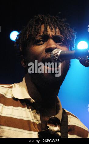 BLOC PARTY, SILENT ALARM TOUR, 2005: A Young Kele Okereke from Bloc Party on the NME Tour at Cardiff University, 6 febbraio 2005. Fotografia: ROB WATKINS. INFO: Bloc Party è un gruppo musicale indie rock britannico formatosi nel 1999. Noti per il loro suono energico e i testi perspicaci, hanno guadagnato importanza con il loro album di debutto "Silent Alarm". Lo stile dinamico della band fonde influenze post-punk, elettroniche e alternative rock. Foto Stock